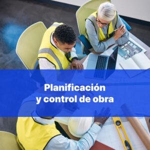 Ingenieros y arquitectos planificando obra de construcción