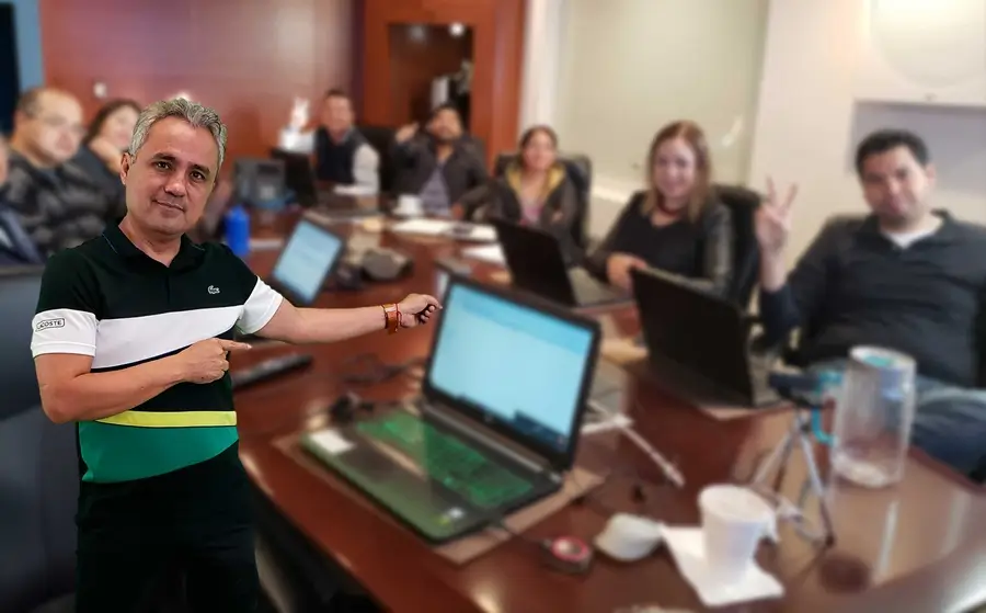 Instructor Everardo López