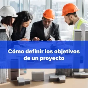 Ingenieros y arquitectos definiendo los objetivos de un proyecto de construcción.