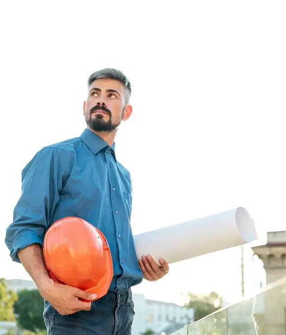 Arquitecto con planos que se convertirán en presupuesto reales con la ayuda del software OPUS