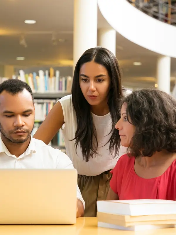 Estudiantes cotizando la licencia estudiantil de OPUS