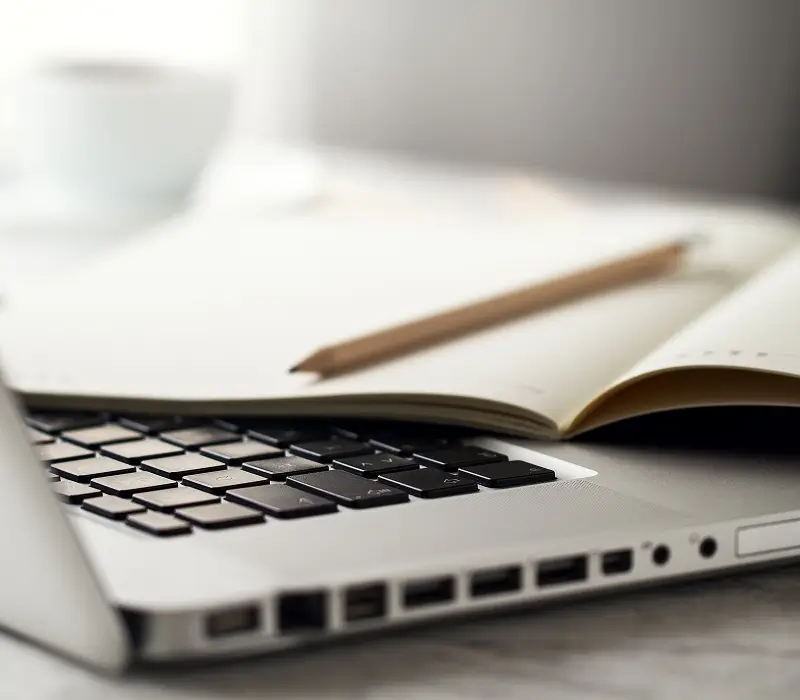 Estudiante universitario aprendiendo a usar OPUS en el aula de clase