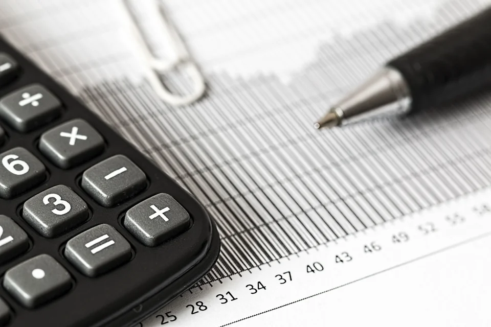 Calculadora y bolígrafo sobre una gráfica impresa