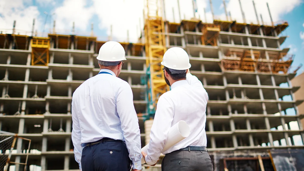 Dos profesionales observando un edificio en construcción