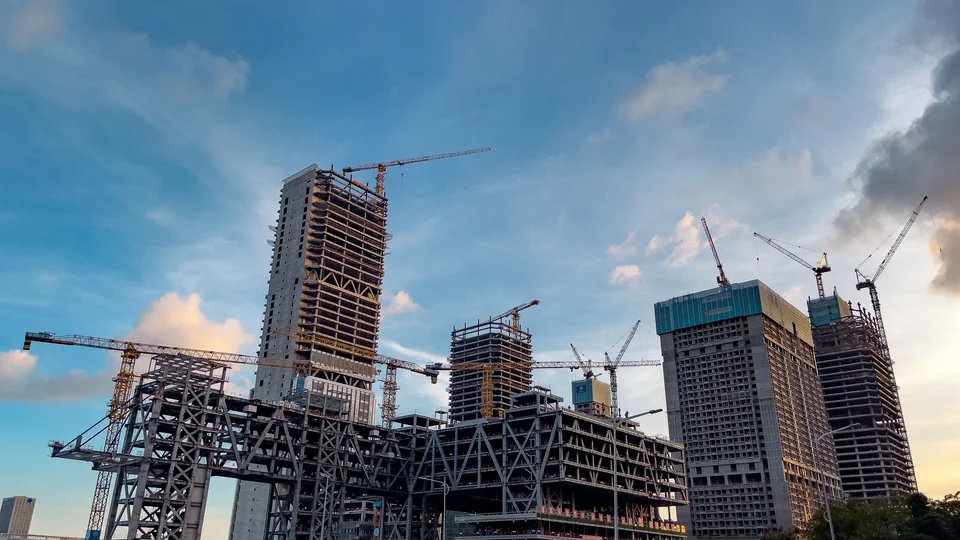 Varias torres y grúas en construcción